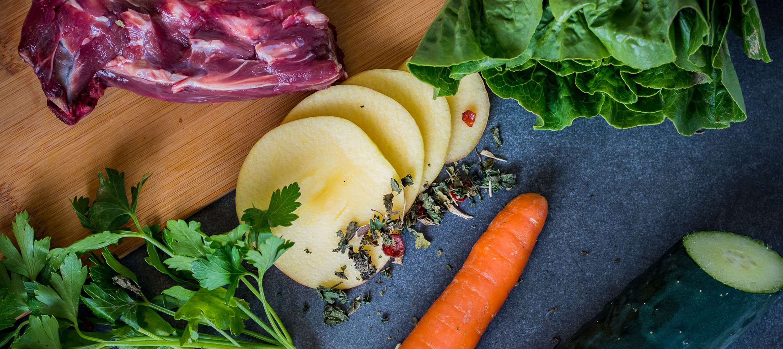 B.A.R.F. - Rohes Fleisch mit Gurken, Karotten, Äpfel, Salat und Kräutern