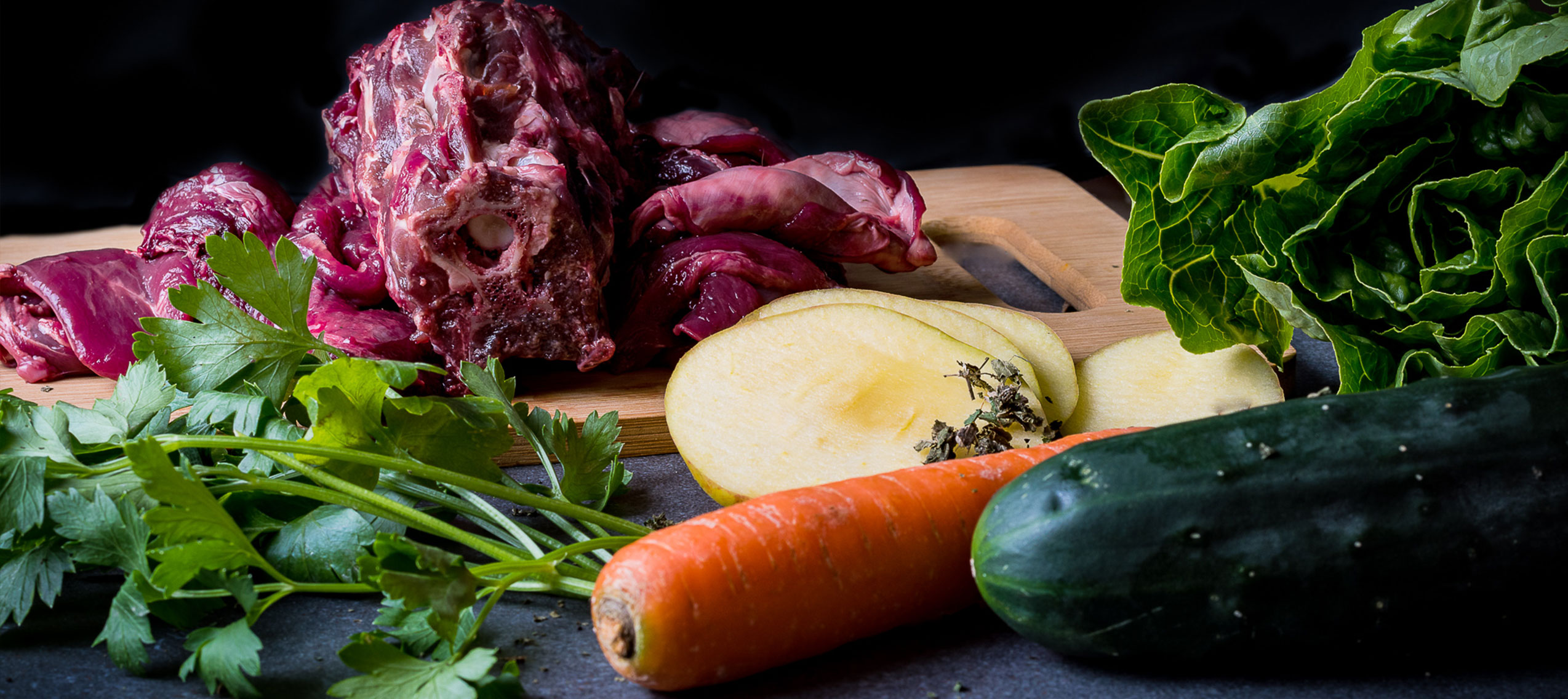 B.A.R.F. - Rohes Fleisch mit Gurken, Karotten, Äpfel, Salat und Kräutern