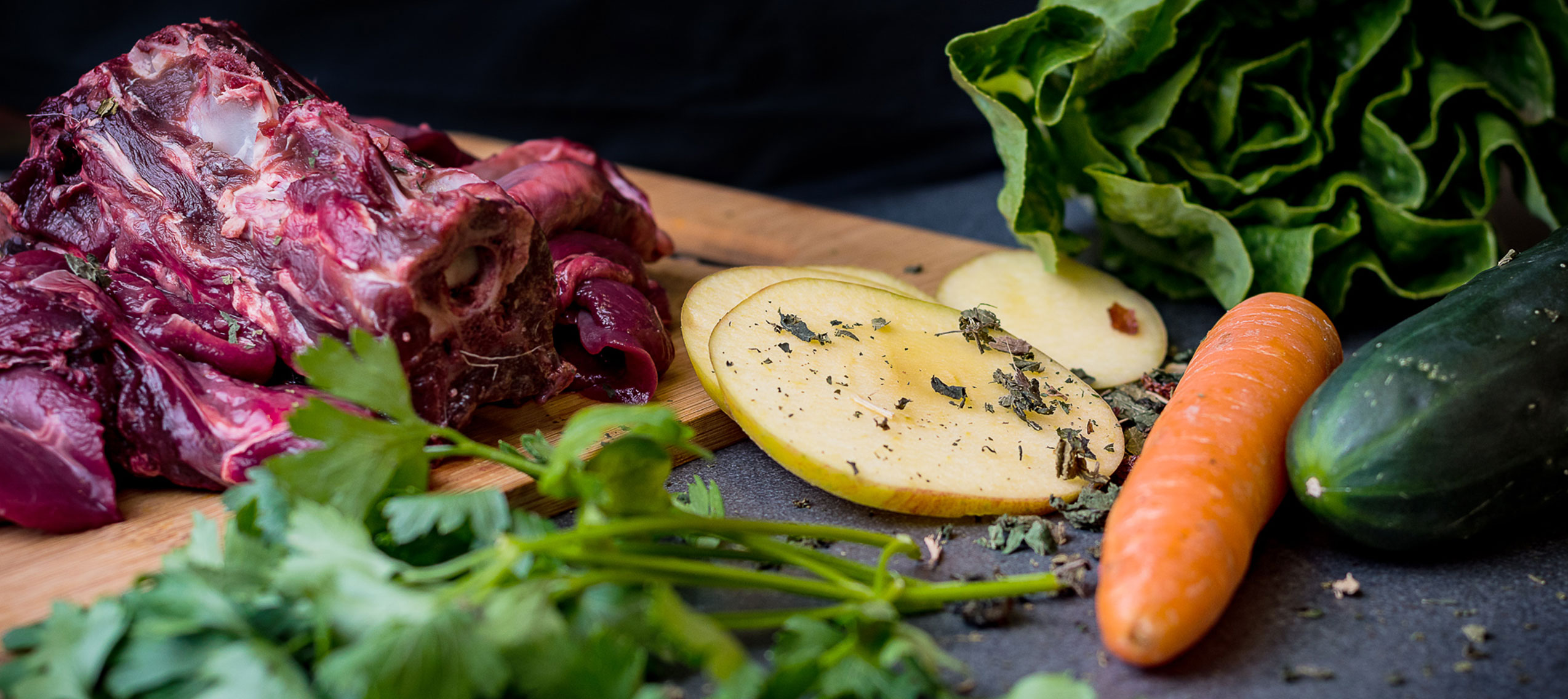 B.A.R.F. - Rohes Fleisch mit Gurken, Karotten, Äpfel, Salat und Kräutern