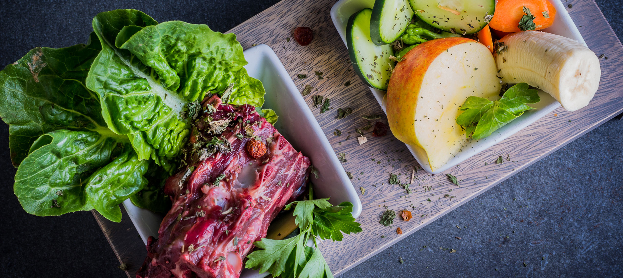 B.A.R.F. - Rohes Fleisch mit Gurken, Karotten, Äpfel, Banane und Kräutern