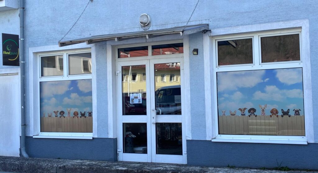Außenansicht der hundgsund Filiale in Kapfenberg
